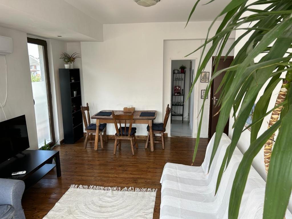 Lovely Apartment In Villa In Бухарест Екстер'єр фото